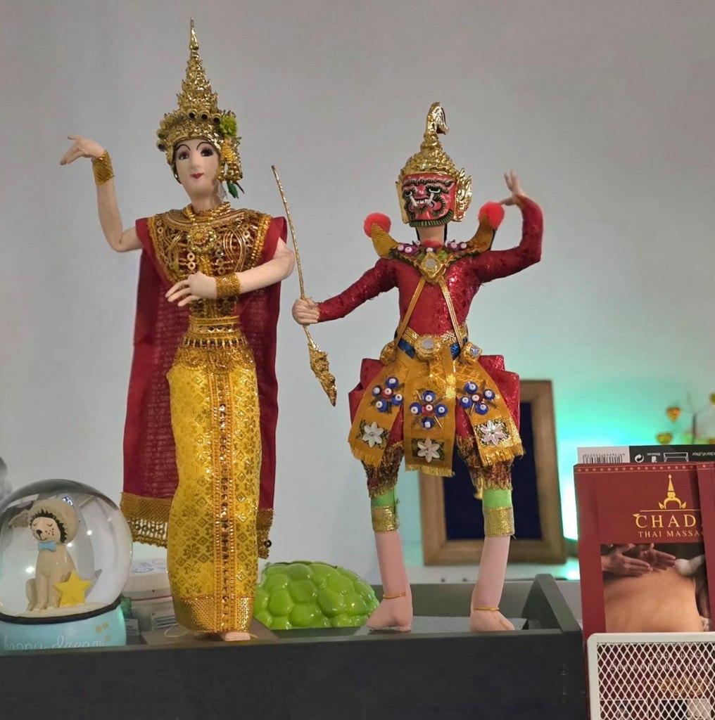Traditionelle Thai-Figuren in der CHADA Dekoration
